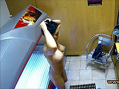Geiles lady masturbiert im öffentlichen Solarium mit hidden cam webcam gefilmt