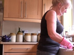 Tante, Grote mammen, Blond, Huisvrouw, Keuken, Masturbatie, Kut duiken, Geschoren