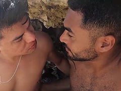 Athuel and Saul fuck on the beach while the water hits them giving them an extra thrill - PAPI