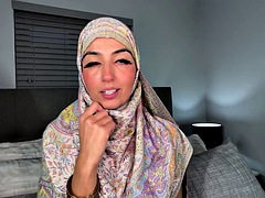 Hijabi Aaliyah shows off her Lingerie and gets a huge facial.