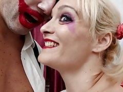 Joker get fellatio from Harley Quinn