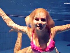 Bikini, Blondynka, Masturbacja, Basen, Publiczny, Solo, Nastolatki, Podwodny