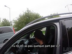 Law4k. poussin en noir essaie de voler la voiture mais se fait casser et baiser