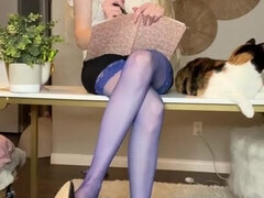 Blondie in stockings and heels dildo fucks herself