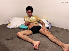 Venezuelan with a huge 22 cm cock masturbates until his milk comes out