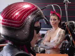 Bloodthirsty biker babes Felicity Feline & Anna Bell Peaks fucking in a shop