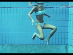 Szilva, l'adolescente hongroise, se déshabille sous l'eau