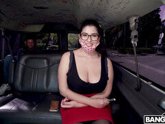 Amateur, Gros seins, Brunette brune, Bus, Plantureuse, Lunettes, Seins naturels, Jupe