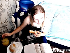Gamer girl spread her legs for a solo