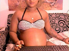 Petite femme, Enceinte