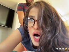 Sucer une bite, Brunette brune, Attrapée, En levrette, Lunettes, Branlette thaïlandaise, Masturbation, Adolescente