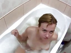 Russisk jente tar et bad med en plugg i rumpa