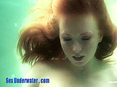 Roodharige vrouw, Mager, Onderwater