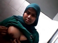 ibu berjilbab saat merasa sange 1