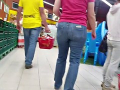 Booty mom's ass in supermarket