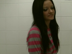 Brunette, Ansiktssperm, Penger, Prostituert, Strømper, Tenåring, Trekant, Toalett