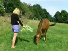 Elle Baise Le Vieux dans la Ferme