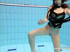 Zuzanna is swimming in tights in the pool