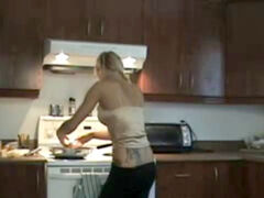 ultra-kinky Sarah Kitchen Farts