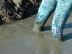 Blue stretch pants pants raw and Mud Brunette Girl