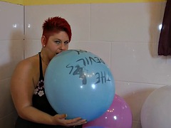 Annadevot - Balloon session in the bathtub