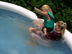 Blonde, Habillées, Lesbienne, Nue, De plein air, Piscine, Sous marin, Mouillée