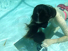 Apple displays her breathholding abilities on the bottom of the pool