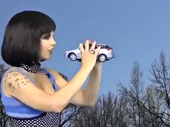 Giantess vs car