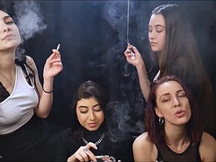Brunetta, Fetish, Baciando, Lesbica, Rossa, Russa, Fumando   smoking