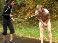 Enthousiasteling, Bondage discipline sadomasochisme, Bruinharig, Naakte man aangeklede vrouw, Dominatie, Dominante vrouw, Fetisj, Buiten