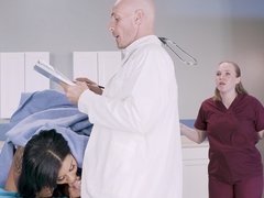 Pik sutte, Brunette, Doktor, Slikning, Sygeplejerske, Fisse, Ridning, Hård sex