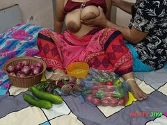 XXX Bhojpuri Bhabhi, while selling vegetables, showing off her fat nipples, got chuckled by the customer!