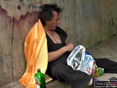 Obdachlos die geile MILF gebumst und Natursekt