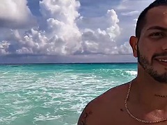 Antoine enjoys the blue sea under the scorching Cancun sun while a cameraman films him - LatinLeche