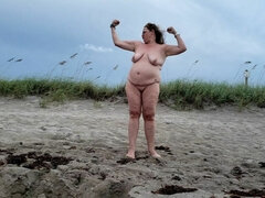 Mulher linda e grande, Praia, Maduroa, Nudista, Ao ar livre cartaz de rua outdoor, Público
