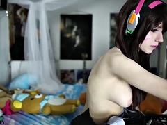Ana Rain Dva plays with her ass on webcam