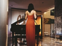Pianist hottie shows her bare bum and really gets into it