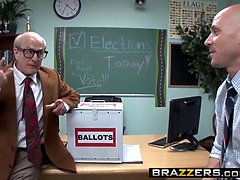 Jessie Rogers & Johnny Sins fuck for school president - Brazzers