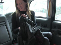 Lara Latex cheats on her husband with the taxi driver in the back