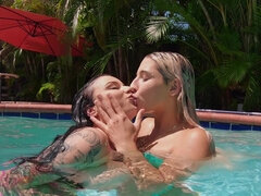 Horny sluts Abella Danger and Payton Preslee fucking by the pool