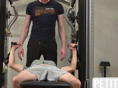 Petite twink gets sucked and barebacked by tall gay daddy at the gym