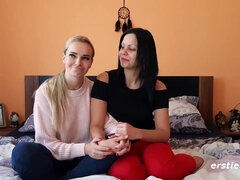 Brunette Amateur lesbians Victoria und Julia vergnï¿½gen sich ausgiebig mit einem Glasdildo - Fingering