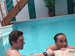 Watch how a kinky teen gets her throat stretched by Schwanz and swims poolside