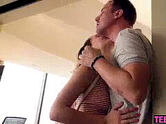 Sucer une bite, Brunette brune, Éjaculation interne, Hôtel, Adolescente