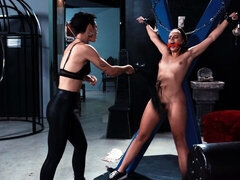 Brunetka, Dominacja, Fetysz, Włochaty, Lizanie, Masturbacja, Odpędzanie, Nastolatki