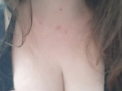 Mor jeg gerne vil kneppe, Naturlige bryster