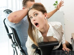 18 jahre, Grosser arsch, Blasen, Hundestellung, Natürlichen titten, Büro, Jungendliche (18+), Titten