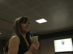 Dubbele penetratie, Jurk, Voeten fetish, Sportzaal, Masturbatie, Alleen, Sportoefening, Onder de rok