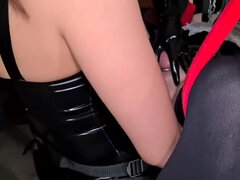 Sadomasochismus, Braunhaarige, Weibliche domination, Hd, Latex, Milf, Strümpfe, Flotter dreier