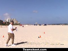 Velké péro, Brunetka, Prsatá, Nazí chlapi, Péro, Tělocvična, Hardcore, Vyholené